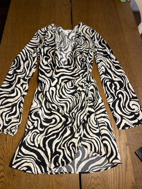 Y2K Black‎ and White Swirl Blouse - Image 4