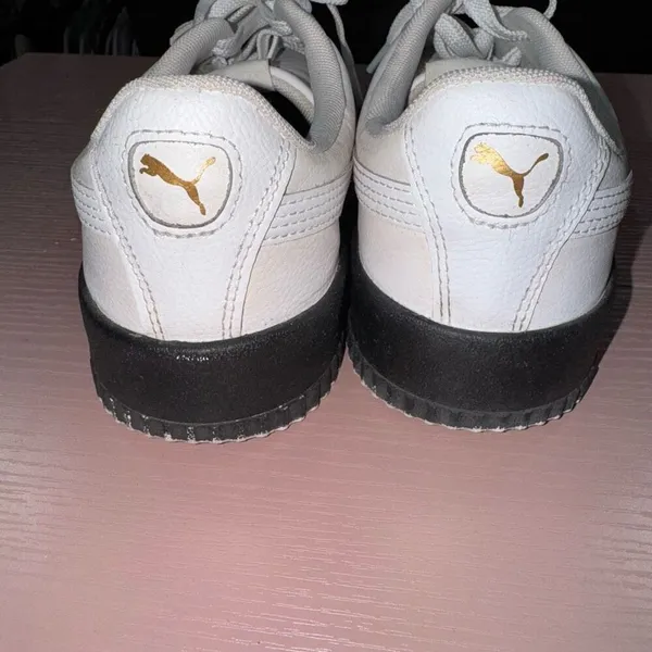 Puma Carina Sneaker Size 9 - Image 4