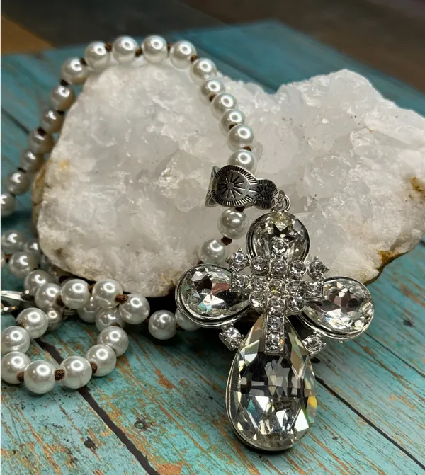 Crystal cross necklace on fashion pearl chain - Image 2
