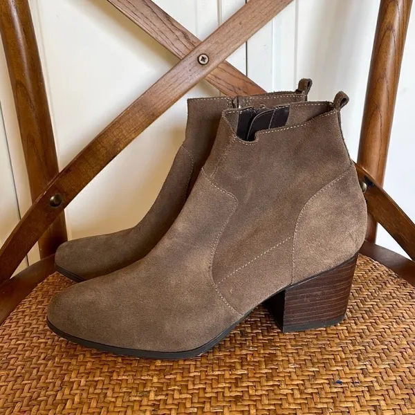 Crown Vintage Saleen suede heeled booties brown size 7 - Image 4