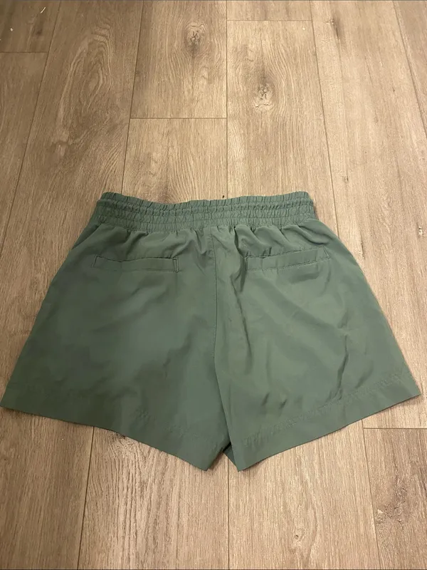 Old Navy Stretch Tech Women’s shorts - Image 4