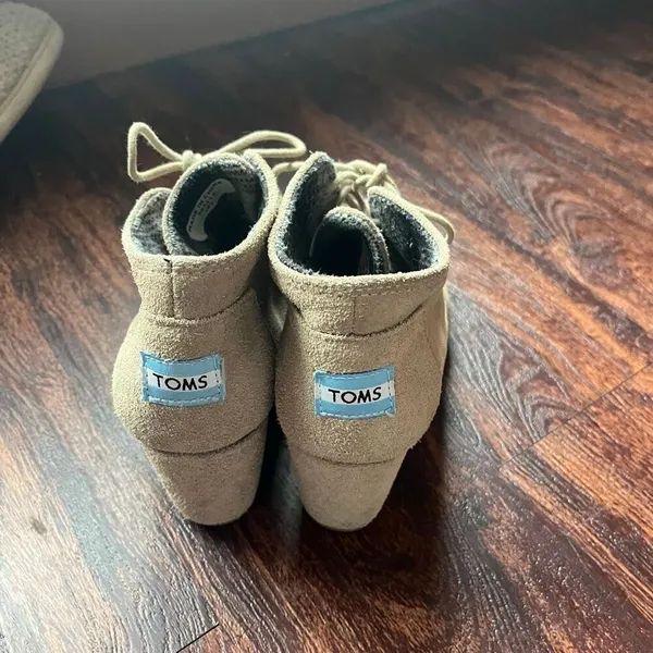 TOMS Desert Wedge Taupe Suede Lace Up Ankle Booties Boots Tan W7 - Image 5