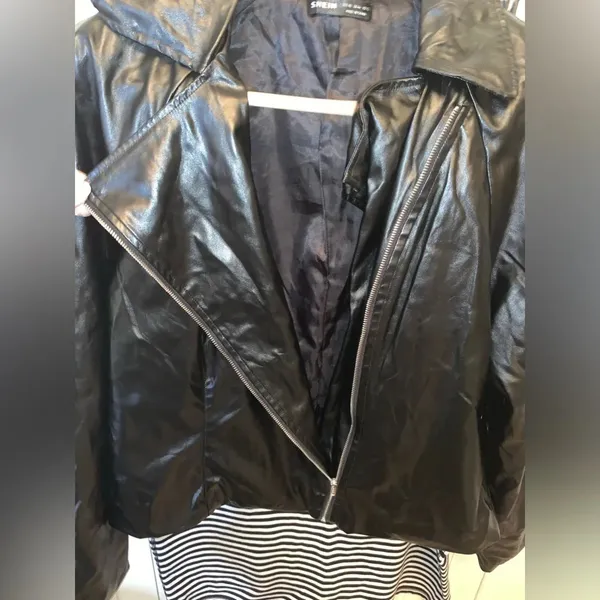 SHEIN faux leather black bomber‎ jacket & Old Navy black striped skirt XL - Image 5