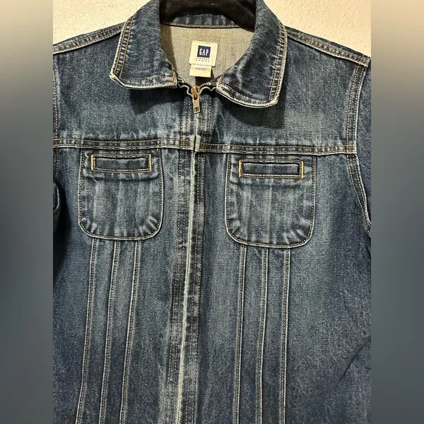 Vintage Gap Classic Blue Denim Jacket size M blue with two small front pockets - Image 2