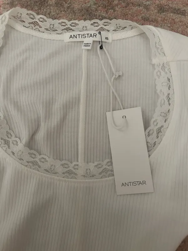 Anti star white cropped baby tee - Image 3