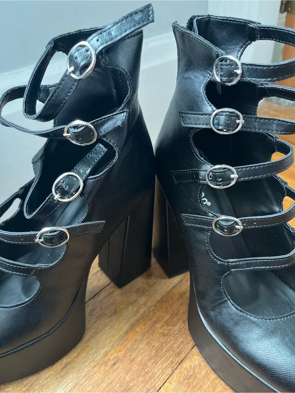 •Bamboo platform strappy chunk heels• Size 9 - Image 9