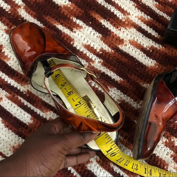 RARE 80s 90s Vintage Marble Maryjane T-strap Block Heels Pumps Chunky Whimsygoth Preppy Academia Brown Black Round Toe Patent Leather Measurements in pics - Image 8