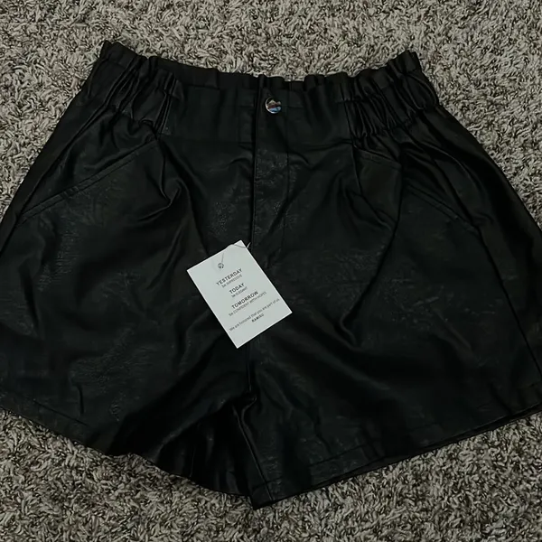 faux leather high waisted paperbag shorts - Image 2