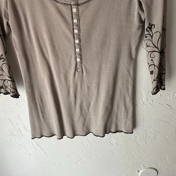 Aventura XS Organic Cotton 3/4 Flutter Sleeve Henley Biege‎ Hippie Gronola Top - Image 3
