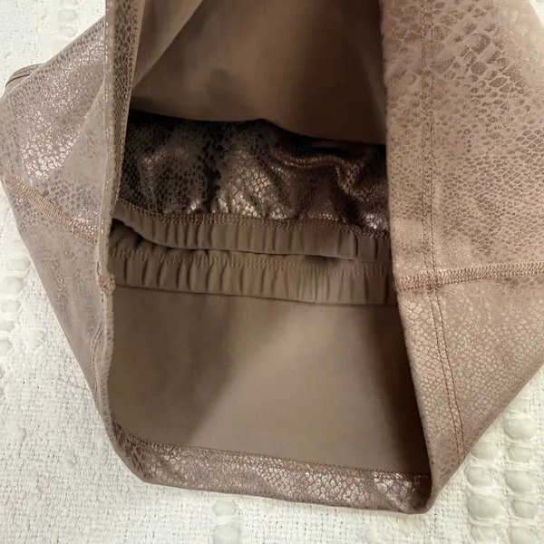 Beyond Yoga Womens Metallic Snakeskin Racerback‎ Crop Top Shelf Bra Bronze Small - Image 5