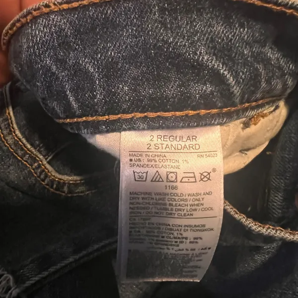 Old Navy Women Boyfriend Straight Jeans Distressed Frayed Hem Dark‎ Wash Size 2 - Image 3