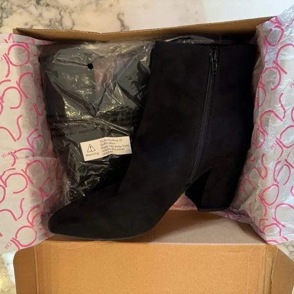 🖤 NIB Sugar Evvie Black Chelsea Booties | Pointed Toe | Sz 11 | Chunky Heel - Image 6