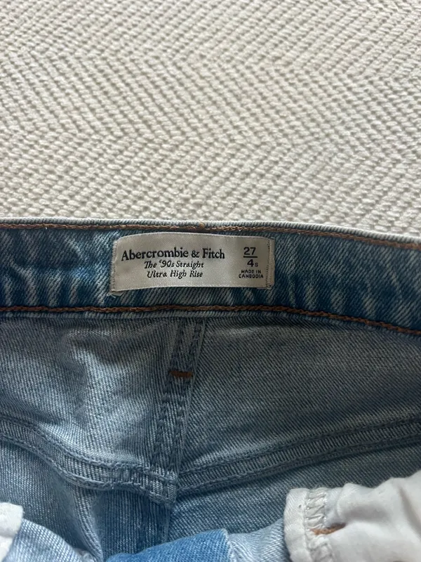 Abercrombie Ultra High Rise 90s Straight Jean - Image 4