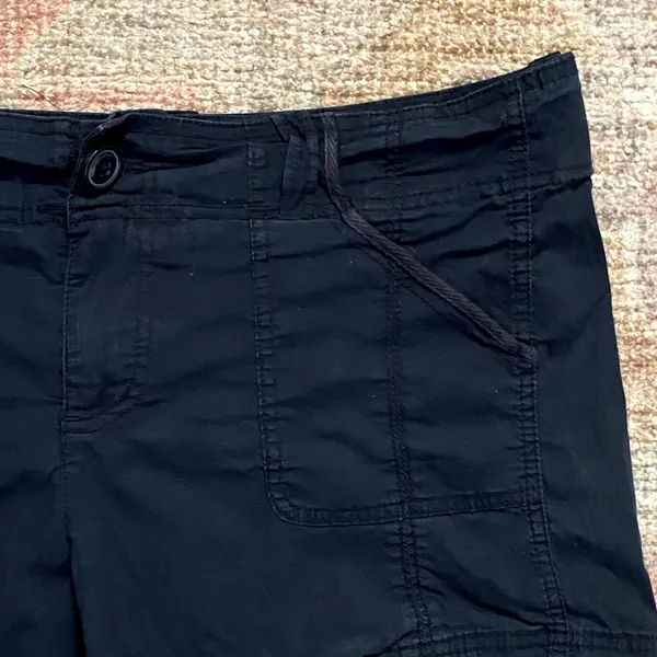 Old Navy Mid-Rise Shorts in Navy - Image 3
