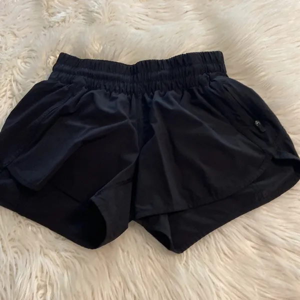 Lululemon Short size 6 Black Athletic Shorts excellent condition - Image 10
