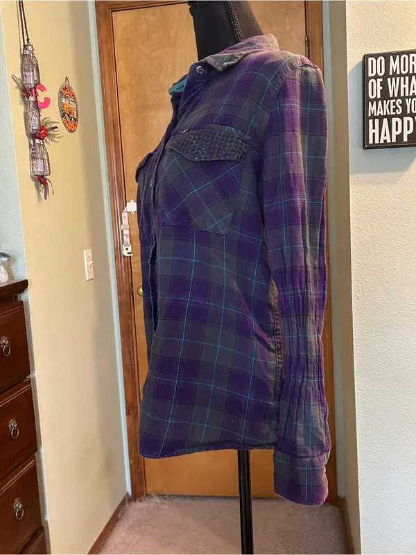 Hurley purple gray blue plaid flannel long sleeve metal stud pocket flaps size L - Image 4