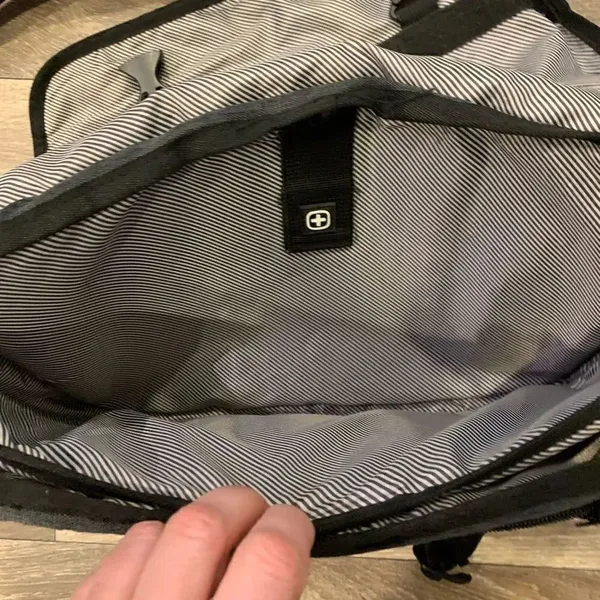 Swiss Gear Messenger / Laptop Bag. Adjustable strap Shoulder Pad - Image 5