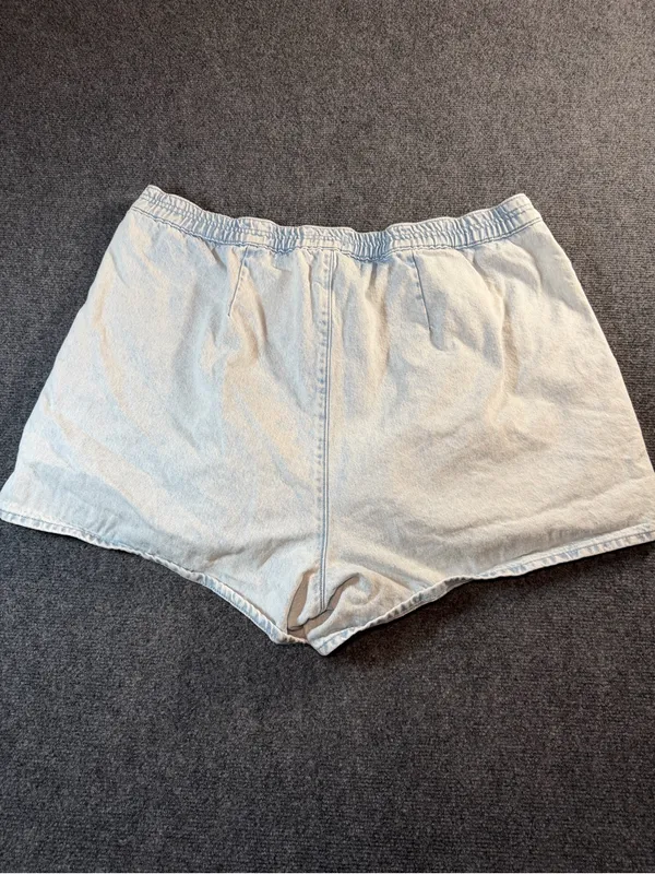 Express Light Wash High Rise Pleated Denim Shorts Size XL 3.5 Inch Inseam - Image 2