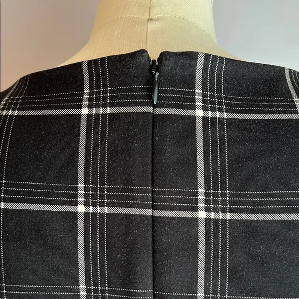 White House Black Market sleeveless black and white plaid asymmetrical hem top - Image 8