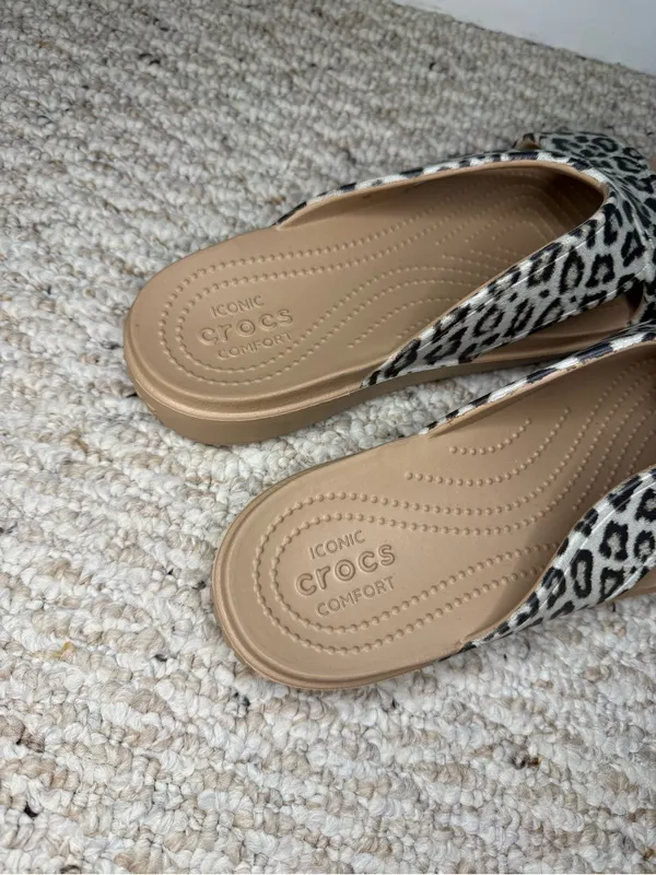 CROCS Women's Sloane Graphic X-Strap Slide Sandal in Leopard Print Size 10 - Image 4