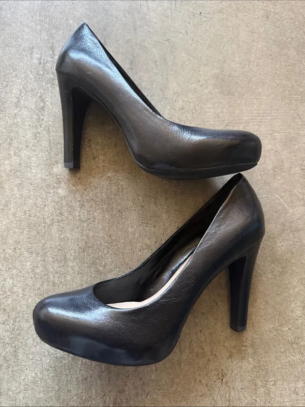 Franco Sarto Black Leather Pointed-Toe Pumps - Image 3