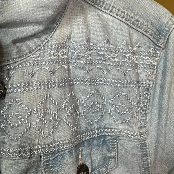 Christopher & banks size XL embroidered light wash denim jacket. - Image 6