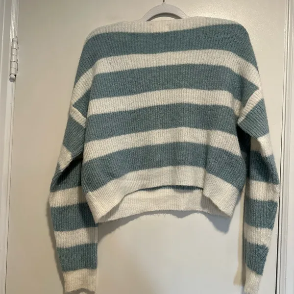 Uncharted Threads Sz: M Cropped Dusty Blue White Striped Vneck Pullover Sweater. - Image 2