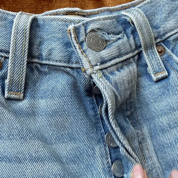 Levi's Women's Light Wash Micro Vibes 501 Original Shorts Size 25 - Image 5