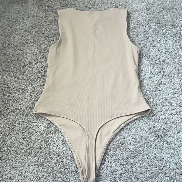 Aritzia Babaton Ribbed Bodysuit - Image 4