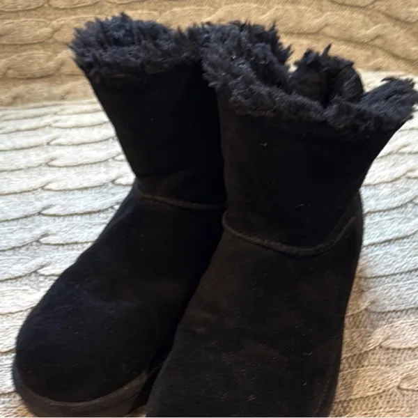 Koolaburra by Ugg Black Ankle Boots with Suede Finish Size 9 - Image 4