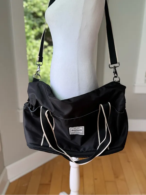 Source Unknown Black Nylon Large Duffle Bag Travel Bag Carry On Shoe Pocket Adjustable Strap - Image 2