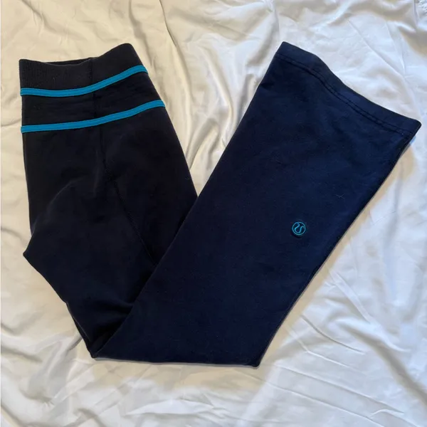 Lululemon Navy Groove Pant w/ 28” inseam- EUC - Image 3