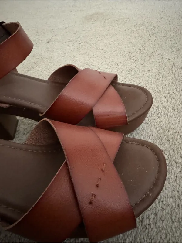 Universal Threads Women’s Brown Leather Crisscross Strap Sandals - Image 4
