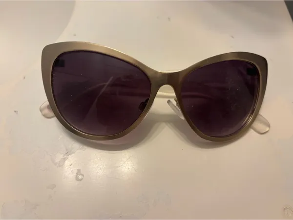 Preppy or casual shades with gold trimmings - Image 2