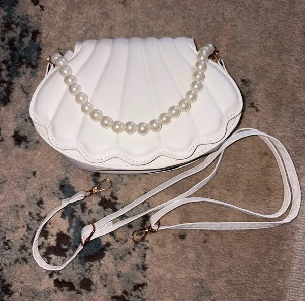 Clam Shell Purse White - Image 4