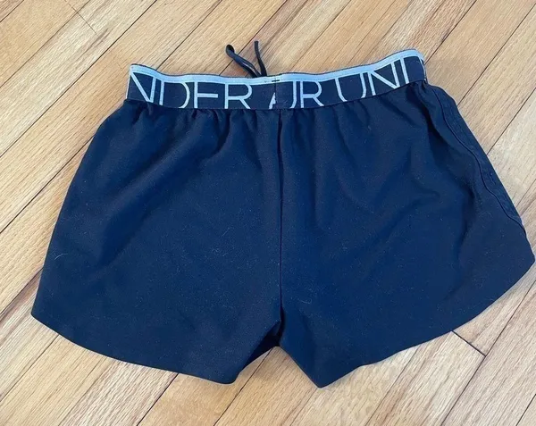 Under Armour Shorts size small semi fitted black - Image 4