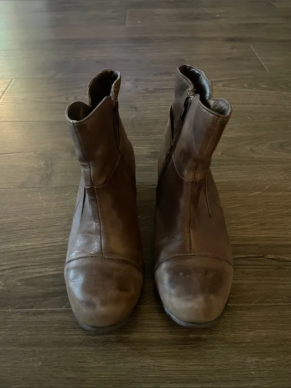 Women’s Clarks Brown Leather Zip Up Ankle Booties with Decorative Ring, Size 7M - Image 2