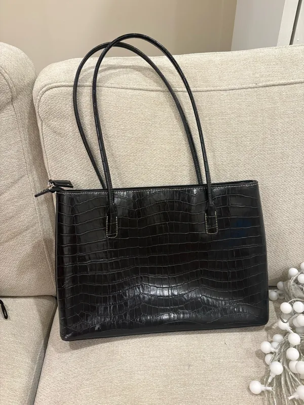 Structured black shoulder bag - Image 2