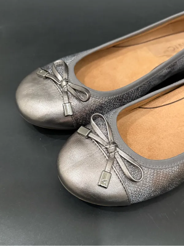 VIONIC Minna Ballet Flats in Pewter Metallic Gray Snake Print Cap Toe Size 6 - Image 2