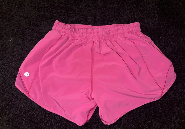 Lululemon Shorts Hotty Hot 2.5" Low-Rise - Image 2