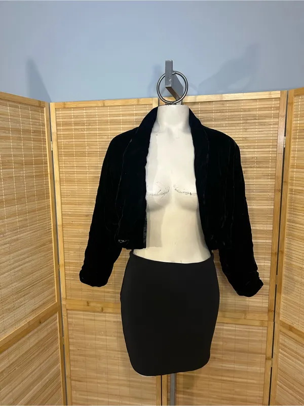 Vintage Black velvet cropped bolero jacket with button closure woman’s small med - Image 3