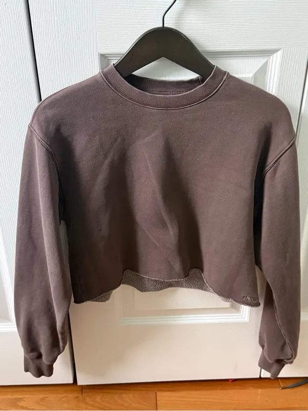 SET Aritzia Tna Cropped Perfect Fit Crewneck and Boyfriend Fit Joggers - Image 2