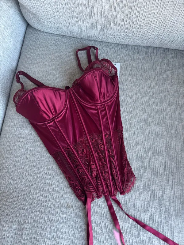 Luxurious Burgundy Lace Bustier - Image 2