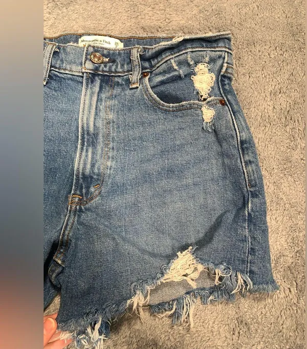 Abercrombie & Fitch 4” mom short high rise Blue Jean Shorts - Image 2