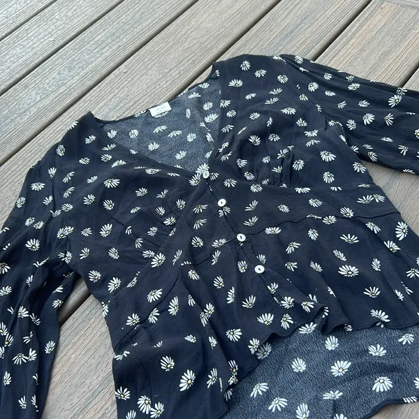 Aritzia‎ Wilfred Daisy Long Sleeve Top - Image 4