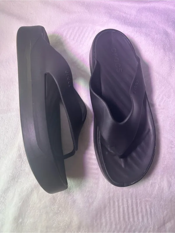 CROCS Black Platform Thong Sandals for Women - Image 6