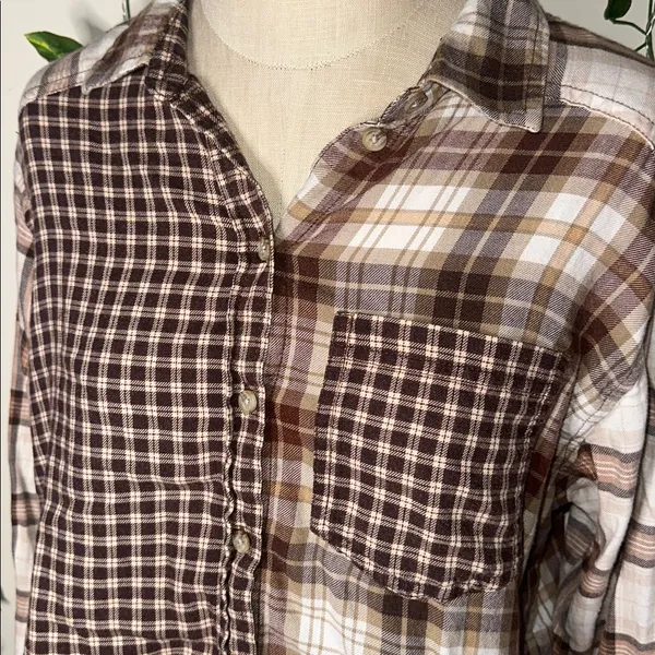 American Eagle Cropped Button Up Plaid Flannel Loose Fitting - Image 2