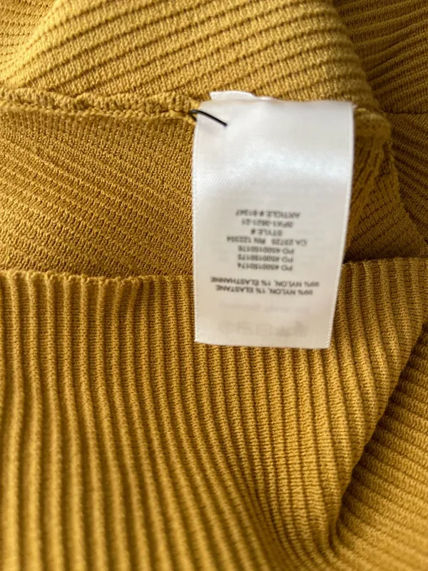 Aritzia Babaton Sculpt Knit Sculpt Knit Racer Crop Top - Image 4