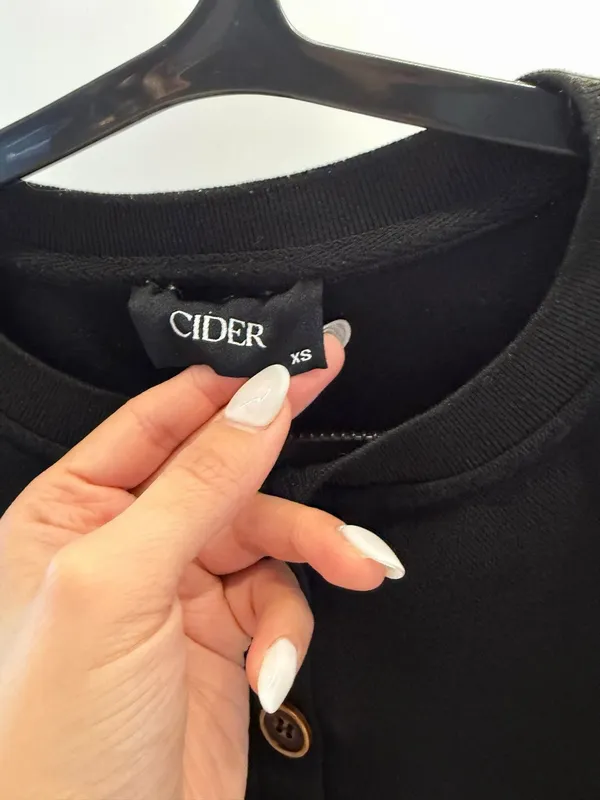 Cider Black‎ Solid Button Front Henley Cropped Sweatshirt - XS - Image 3