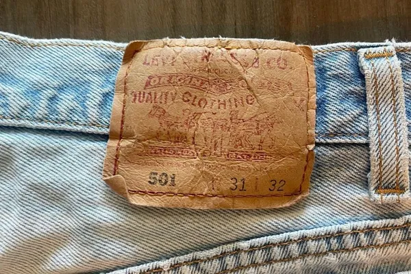 Levis denim light wash shorts - Image 11